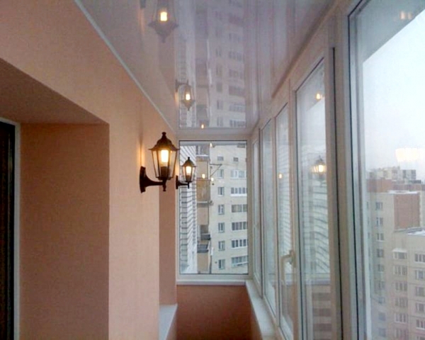 Натяжные потолки на балкон