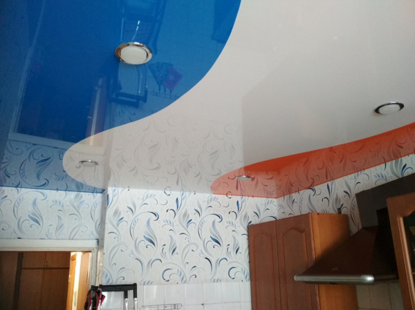 Фото цветного потолка на кухне